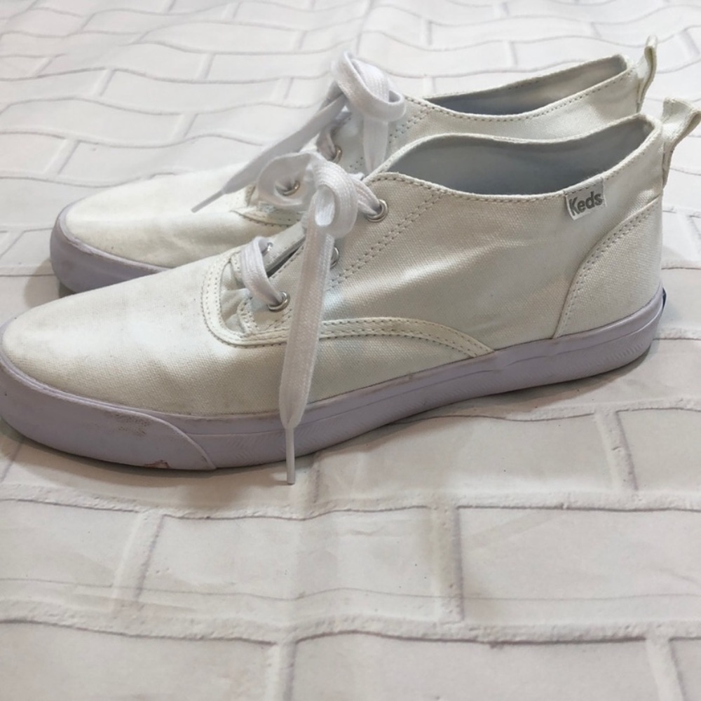 White keds with higher sides